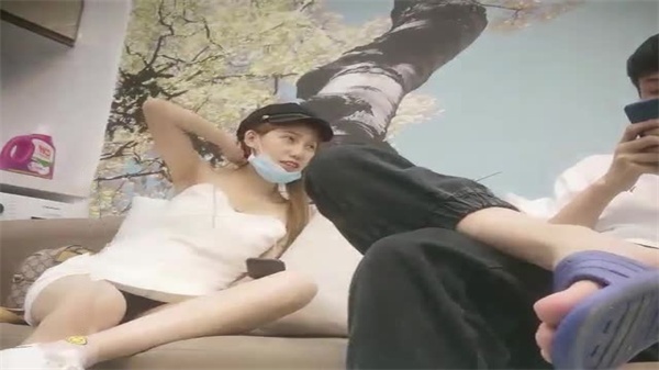 深夜探花第二场：黑帽纹身辣妹苗条胴体遭猛男狂操，淫水四溅娇喘连连